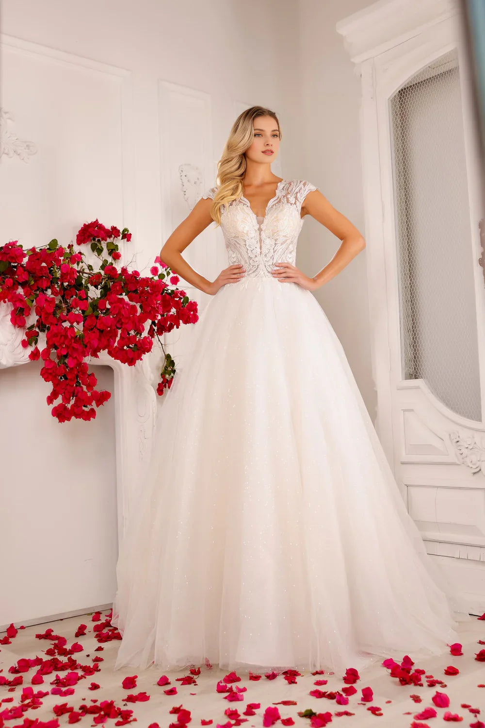 Women's Garments Trend Forward Threads Lace decal long illusion covered sleeve wedding dress Women's Garments Trend Forward Threads Lace decal long illusion covered sleeve wedding dress